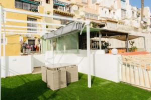 a balcony with green grass and a bench in front of a building at Prieto Picudo - Harbor's Light in Villajoyosa