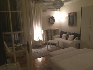 ベオグラードにあるApartment Baroqueのベッドとソファのあるリビングルーム