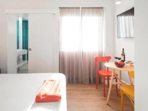 a room with a table and chairs and a dining room at LSA Restauradores by Numa in Lisbon