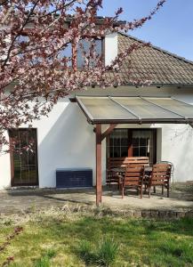 a patio with a table and chairs in front of a house at Ferienwohnung Buronia 2 in Kaufbeuren