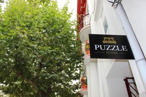 un cartello sul lato di un edificio di Puzzle Suites B&B a Figueira da Foz