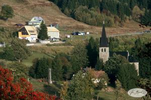 una vecchia chiesa con campanile in un piccolo villaggio di Straszny Dwór a Duszniki Zdrój