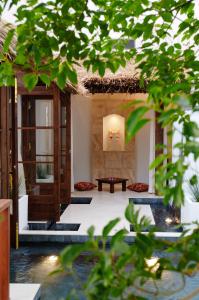 Resort Hotel Corte Largo Izu Kogen في إيتو: غرفة مع منزل مسقوف من القش مع طاولة