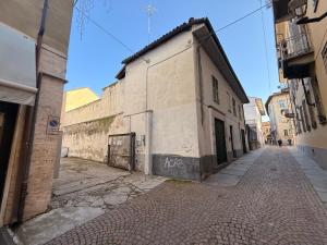 an empty street in an alley with a building at Appartamento Alba centro storico in Alba