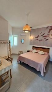 a bedroom with a bed and a painting on the wall at Thai Boutique rooms in Peschici