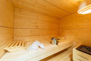 a wooden sauna with a stove and towels in it at Gästehaus Hopfenperle in Spalt