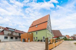 a building with a brown roof on a street at Gästehaus Hopfenperle in Spalt