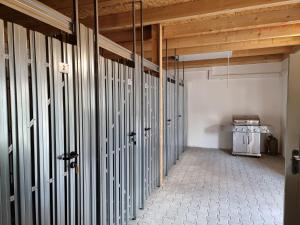 a hallway with metal cells in a room at Privat SPA Premium Suite 117 qm in Wehlenberg