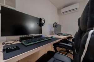 a desk with a keyboard and a monitor and a chair at Anook Hotel Daejeon Daeheung in Daejeon