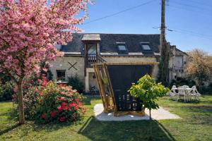 a garden with a gazebo in front of a house at Domaine des Moizons, Le Laurier in Villebernier