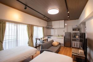 a small room with a bed and a kitchen at NIYS apartments 04 type in Tokyo