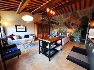 a living room with a couch and a table at Gli sterpi in Sinalunga