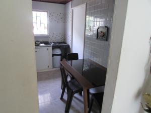 cocina y comedor con mesa y sillas en Posada Hostal Miss Marlly, en San Andrés