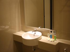 Kamar mandi di Sparks Odeon Sukabumi, ARTOTEL Curated