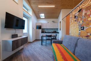 a living room with a couch and a kitchen at L' Abbraccio in Caiolo