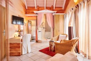 a room with a bathroom with a sink and a tub at Flair Hotel Zum Schwarzen Reiter in Horgau
