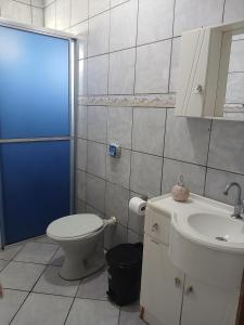 a bathroom with a toilet and a sink at Casa Laguna in Laguna