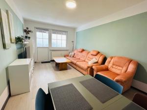 a living room with a couch and two chairs at FeWo Einetal 4 im schönen Ostharz in Schielo
