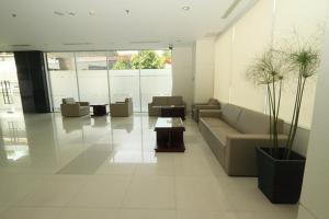 Zona de lounge sau bar la Triniti Hotel Jakarta