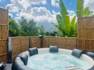 a jacuzzi tub in the backyard of a house at Villa Ti MoOn, Piscine et Jaccuzi, idéalement situé, Sud Réunion in Entre-Deux