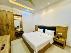 a bedroom with a large bed and a mirror at Hotel Silver Bricks in Amritsar