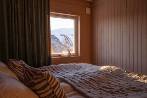 a bedroom with a bed and a window at Röstavallens Högfjällshotell in Tänndalen