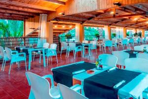 a restaurant with blue tables and white chairs at Camping Enmar - Mobil home 3 pièces 4 personnes climatisé + TV MAE-5300 in Pineda de Mar +34 photos