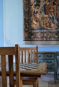 a wooden chair next to a dresser in a room at Spiritu in Ḩārat al Qal‘ah