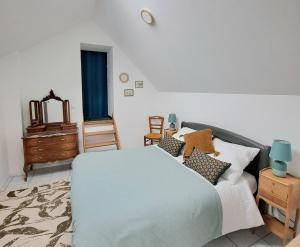 a bedroom with a bed and a couch and a mirror at Aux Rives Tranquilles, appartement bord de Loire avec vue in Les Rosiers
