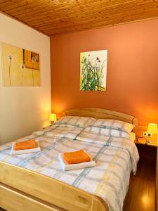 a bedroom with a bed with two towels on it at Ferienwohnungen Pernull in Waidegg