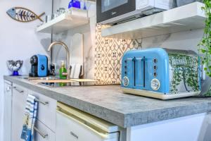 a blue toaster sitting on top of a kitchen counter at Studio in Historic Birgu in Birgu