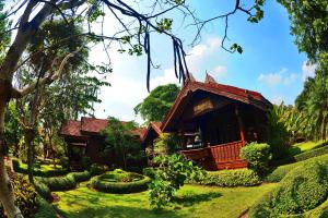 a house in the middle of a garden at Chuanthanapanya Resort in Amphoe Sawang Daen Din