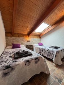 a bedroom with two beds in a room at CASA RURAL EL TORREON in Fontiveros