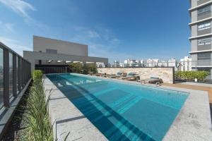 a swimming pool on the roof of a building at Ap novo, perto de Congonhas, com cama queen size in São Paulo