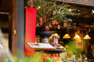 a store window with a vase on a table with signs at Riverside Seahorse Danang Hotel in Danang