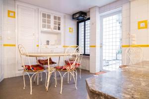 a kitchen with a table and chairs in a room at Villa BALRA une maison d'hôtes au coeur du centre ville in Rabat