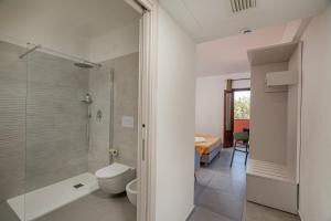 ein Badezimmer mit Toilette und Dusche in der Unterkunft Hotel Ispinigoli in Dorgali + 31 Fotos