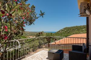Blick vom Balkon eines Hauses in der Unterkunft Hotel Ispinigoli in Dorgali