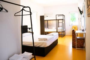 ein Zimmer mit zwei Etagenbetten und einem Schreibtisch in der Unterkunft Nomad Hostel in Treviso + 83 Fotos