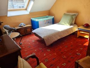 a small bedroom with a bed and a window at Gîte Ouillypontain in Pont-d'Ouilly