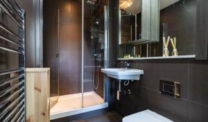 a bathroom with a shower and a sink and a toilet at Long Stay Close To Canary Wharf - Business Travelers, Contractors, Small Families in London