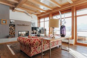 a living room with a couch and a fireplace at Luxus Seaside Loft in Füssen