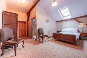 a bedroom with a bed and two chairs at Palac Kursko Agroturystik in Kursko +27 photos