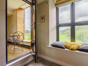 a window seat with a view of a balcony at 2 Bed in Keighley oc-83162 in Cononley