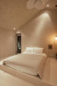 a large white bed in a room with a window at 스테이스스와 야외자쿠지무료 in Sogil-li