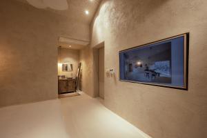 a hallway with a large television on the wall at 스테이스스와 야외자쿠지무료 in Sogil-li