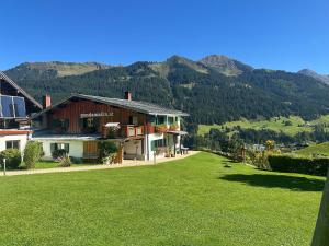 a house on a hill with a green lawn at Bi-dr-Gondamaika in Hirschegg +8 photos