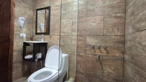 a bathroom with a toilet and a sink at Duplex La Caleta Mar in Mar de Cobo +25 photos