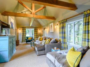 a living room with a couch and a table at 4 Bed in Salisbury oc-82799 in Winchester