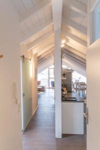 an open hallway with a kitchen and a living room at Eggstätt am Chiemsee, Auto-Check-in 24-7, gratis Parkplatz an der Unterkunft, Netflix & Amazon Prime inc, voll ausgestattet in Eggstätt